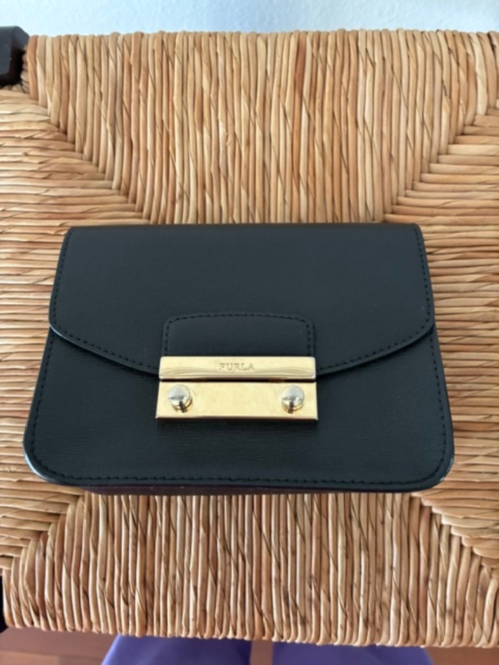 BLACK SAFFIANO LEATHER FURLA BAG IN EXCELLENT PRE-OWNED CONDITION.